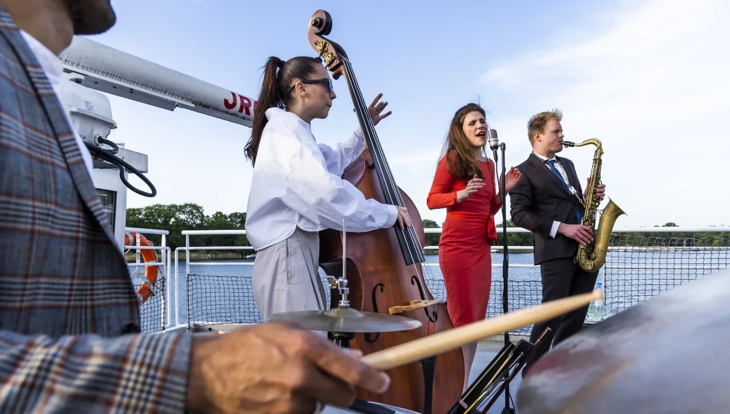 Die Weichsel Sharks als Jazzquartett mit Sängerin live auf einem Schiff