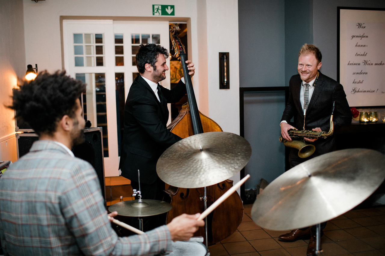 Das Weichsel Sharks Jazztrio aus Berlin – Saxophon, Kontrabass und Schlagzeug spielen live eleganten Swing und Jazz auf einer Veranstaltung, Symbolbild für professionelle Jazzband-Preise und Livemusik bei Hochzeit oder Event.